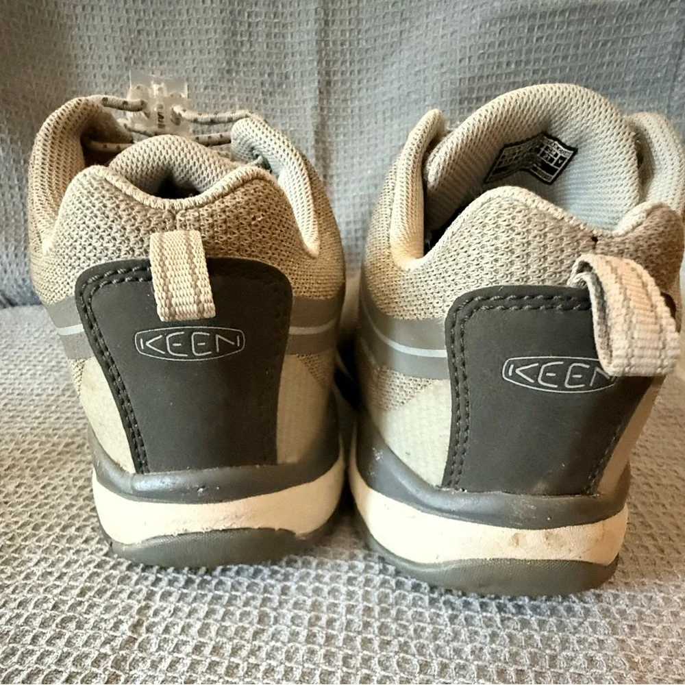 Keen Girl’s Gray Athletic Shoes Size 2